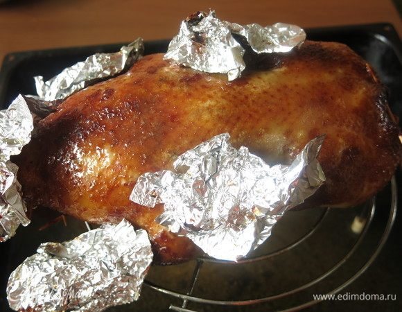 Готовность утки проверяем чуть прокалывая, если сок прозрачный — готова.