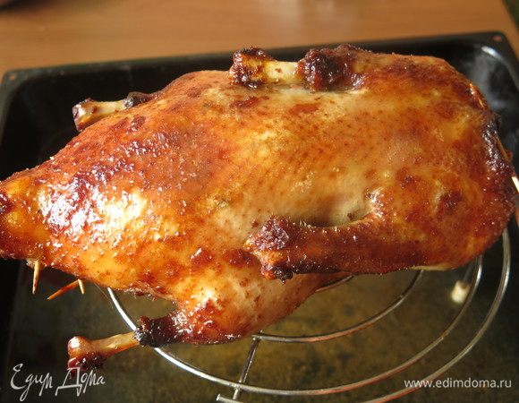 Утку вынимаем, украшаем. Подаем с соусом.