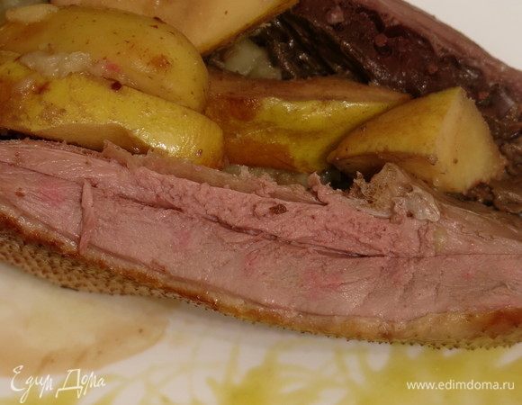 На разрезе видно какое сочное мясо. Корочка из маринада и соуса не дала мясу высохнуть, обогатила ароматом, а укутывание в пергамент и фольгу и запекание на пару обеспечила мягкость. И что самое интересное вкус специй, типичной остроты перца нет, я боялась, что такая пряная смесь будет жгучей, в готовом блюде специи только дополняют вкус утки, дают послевкусие приятное. Приятного аппетита!