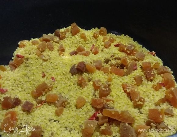 Булгур распределить по дну формы для запекания. Курагу, зиру и чили смешать с булгуром. 