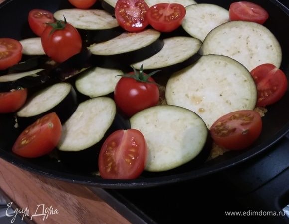 Баклажан обсушить салфеткой и разложить вместе с помидорами на булгур.  
