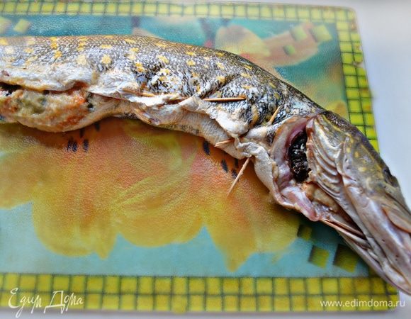 Приподнимая один край шкуры, аккуратно накрываем ролл, и соединяем концы шкуры с помощью зубочисток.