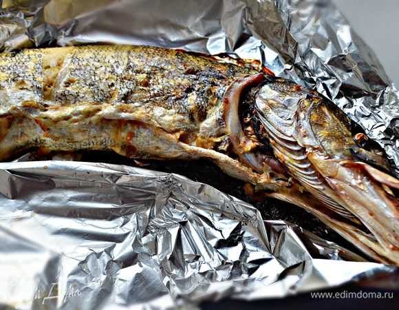Выкладываем щуку на противень покрытый фольгой, смазываем растительным маслом. Прикрыть рыбу фольгой, а в конце запекания приоткрыть для получения золотистой шкурки. Запекать рыбу около часа при 170–180°C , но время, конечно, зависит от размера рыбины.