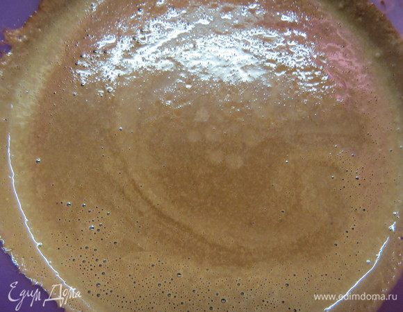 Залить мелко порубленный темный шоколад розмариновыми сливками. Вымешивать до однородности и полного растворения шоколада. Можно для верности пробить блендером.