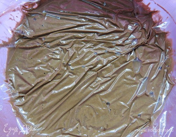 Полученную массу накрыть пленкой в контакт и отправить в холодильник на 8 часов.