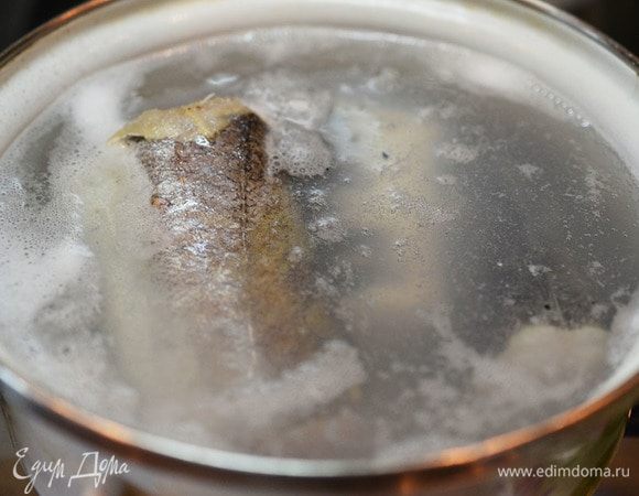 Рыбу зальем водой, добавим перец и лавровый лист. Доведем до кипения и варим на небольшом огне около 30 минут.