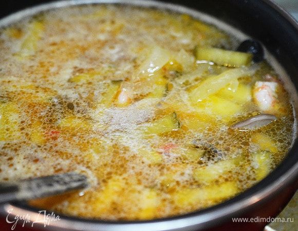 В суп по очереди добавьте рассол. Затем зажарку, минут через 5 грибы. Еще минут через 5 маслины и огурцы. И последними добавьте креветки. 