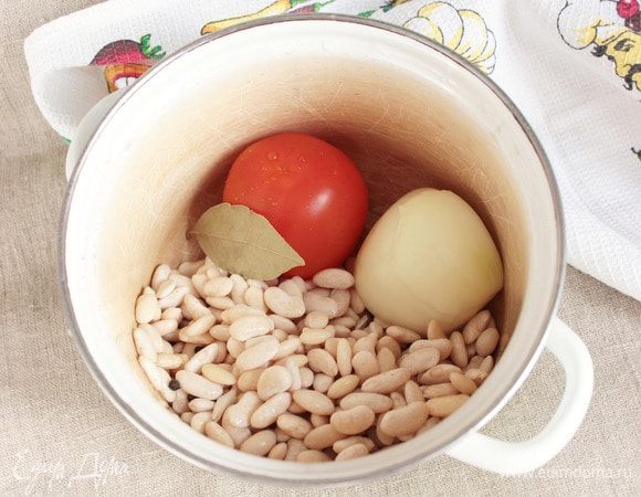 Для приготовления биточков можно использовать любую белую фасоль, которая имеется у вас под рукой. На мой взгляд, они все имеют сливочный вкусовой оттенок, но отличаются временем приготовления: Черный глаз, Бланш, Лима. Фасоль необходимо предварительно замочить на несколько часов, лучше на ночь. Воду с фасоли слить, залить свежей. Добавить целыми помидор и очищенную головку репчатого лука, лавровый лист (1 шт.) и перец черный горошком (6 шт.). Варить фасоль до полной готовности.