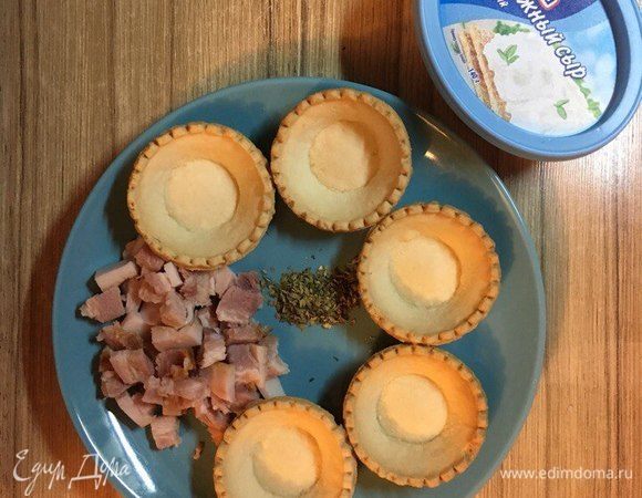 Подготовим все ингредиенты! Мелко нарежем бекон.