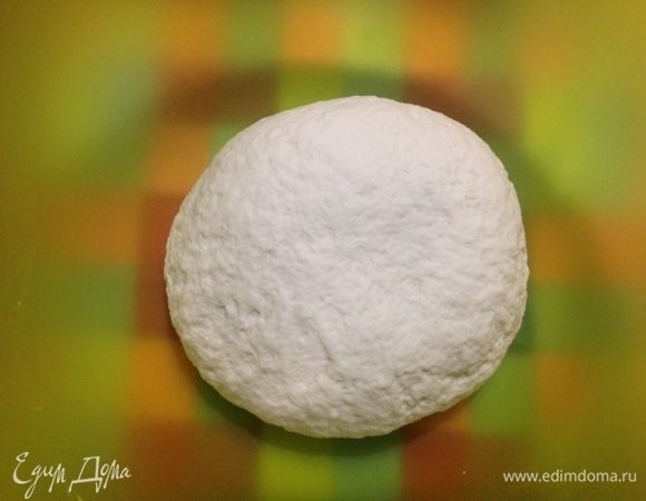 Когда вся мука будет просеяна замесить тесто руками, 10 минут.