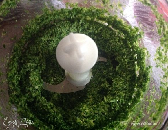 Накрываем миску полотенцем и ставим в теплое место на 1,5-2 часа чтобы тесто подошло. Для зеленой прослойки хлеба кладем в блендер пол пучка мытого укропа, пол пучка мытой петрушки, 5 зубчиков чеснока и 2 ст. л. оливкового масла. Все перебиваем до мелкой однородной массы.
