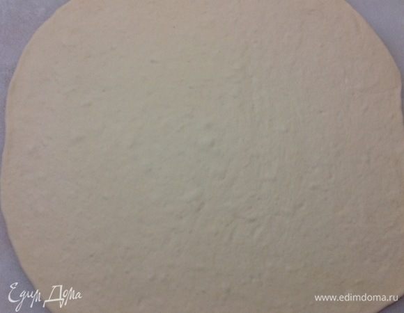 Каждую часть раскатываем в пласт толщиной примерно 1-1,5 см.