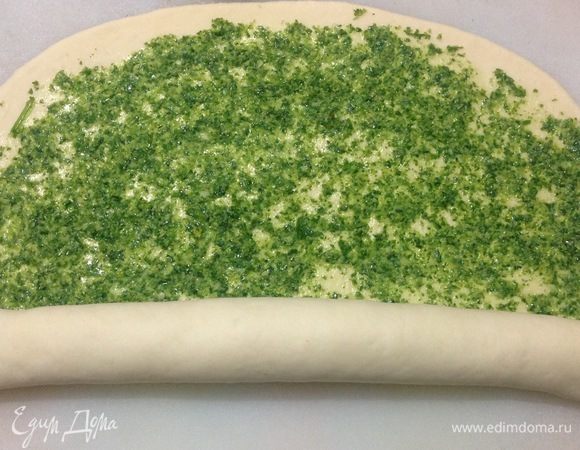 Сворачиваем пласт в рулет, защепляем крепко бока, чтобы он не развернулся при выпечке.