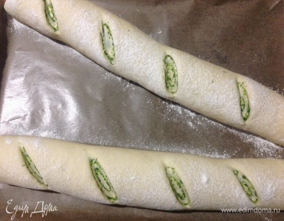 Даем багетам расстояться 30 минут. А пока включаем духовку на нагрев 180°С.
30 минут прошло, духовка нагрелась, а багеты расстоялись, увеличились в объеме 
Ставим в духовку и выпекаем 30-35 минут до румяной корочки. Ох и пахнет, чесночный аромат :)