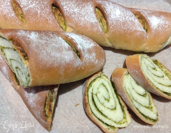 Горячие багеты вынимаем на решетку и даем остыть. Очень вкусный чесночный хлебушек, кусочки прямо расслаиваются при разрезе.