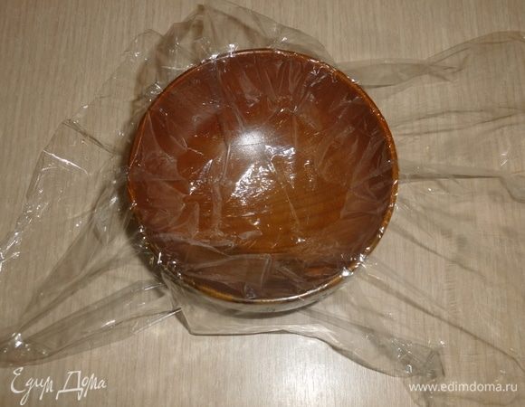 Картофель и морковь отварить до готовности. Яйца отварить. Пиалу застелить куском пищевой пленки так, чтобы оставались свисать края. 