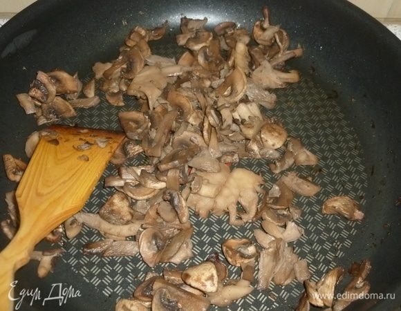 Шампиньоны нарезать и обжарить на масле, при жарке добавить зубчик чеснока, пропустив его через пресс. Приправить по вкусу. 