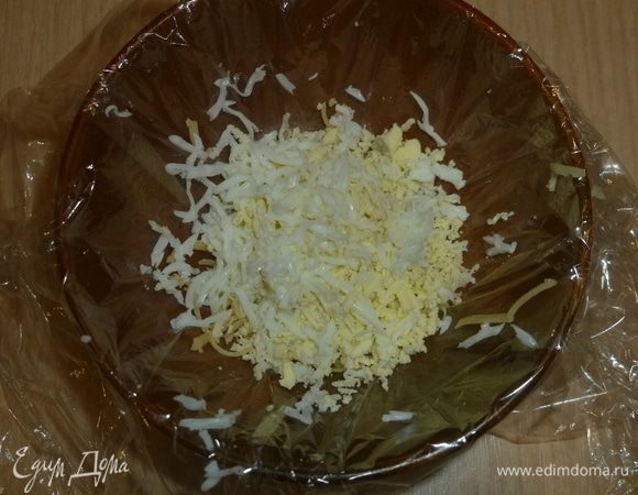 Курицу, чернослив нарезать кубиками. Орехи порубить. 
Выкладываем слои: тертый сыр, тертые яйца.