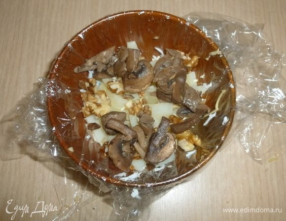 Слои: тертый картофель, часть орехов, шампиньоны.