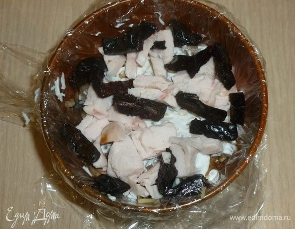 Слои: курица, чернослив.