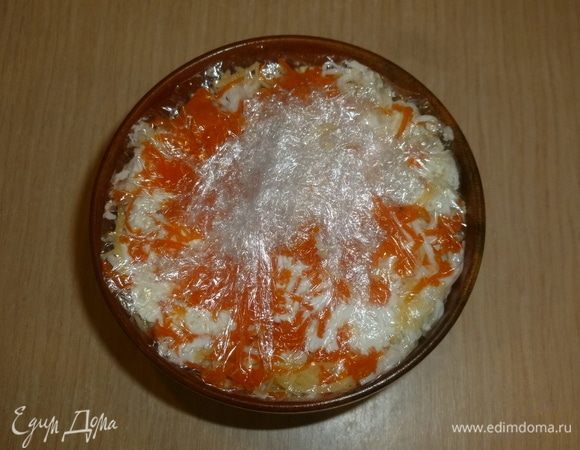 Слои: орехи, картофель, яйца, сыр, тертая морковь.
Накрываем салат краями пленки и убираем в холодильник настояться. 