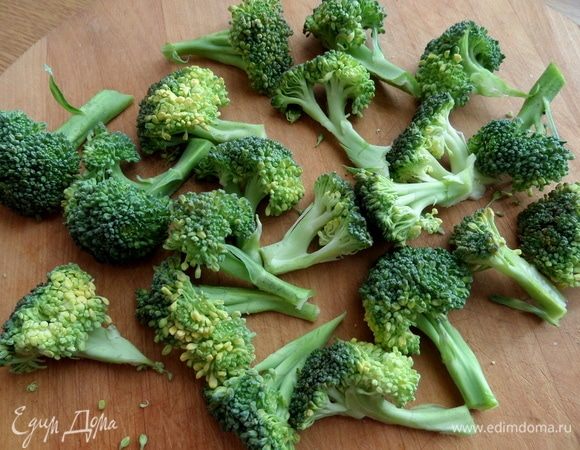Брокколи отделить соцветия от основания.
