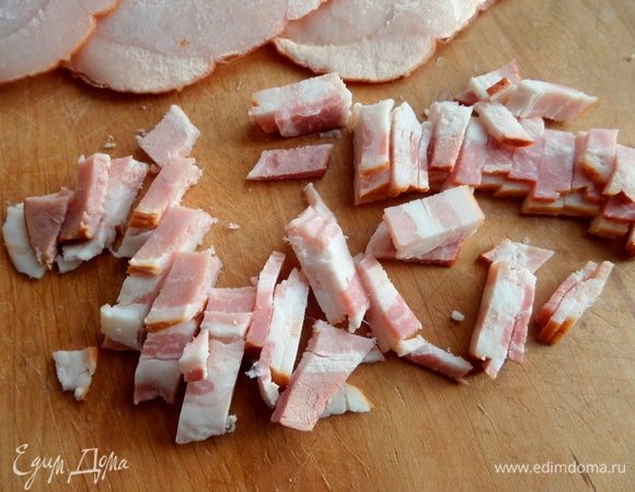 Бекон нарезать соломкой.