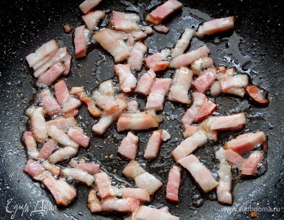 Обжарить в сухой сковороде.