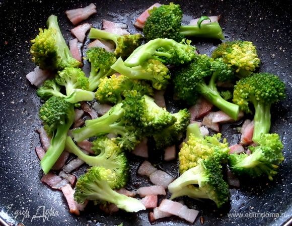 Отправить в сковороду брокколи.