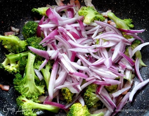 Высыпать в сковороду.