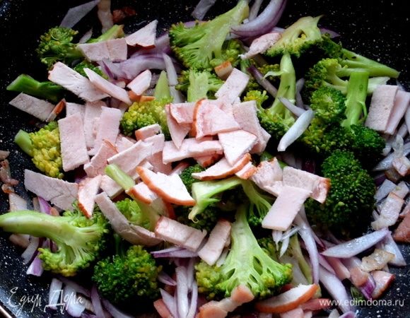 Нарезанную ветчину тоже.