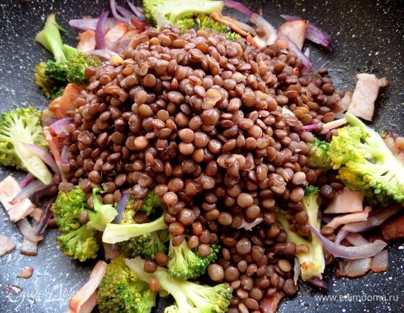 Добавить к остальному 5-6 ложек. От ее количества зависит сытность салатика.