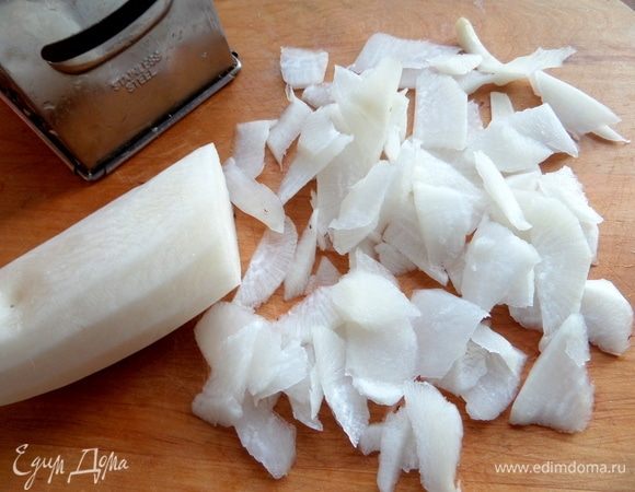 Дайкон настрогать тонкими слайсами.