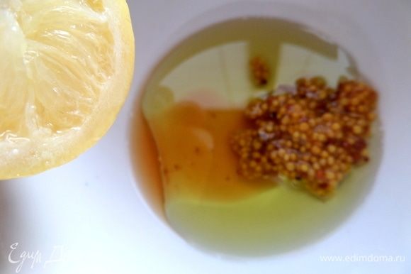 Добавить уксус и несколько капель лимона выдавить для аромата.