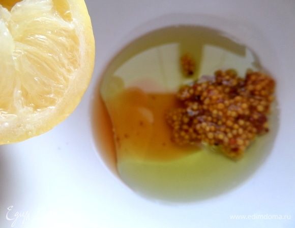 Добавить уксус и несколько капель лимона выдавить для аромата.