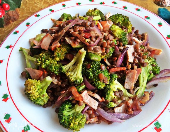 Перенести салат на блюдо.