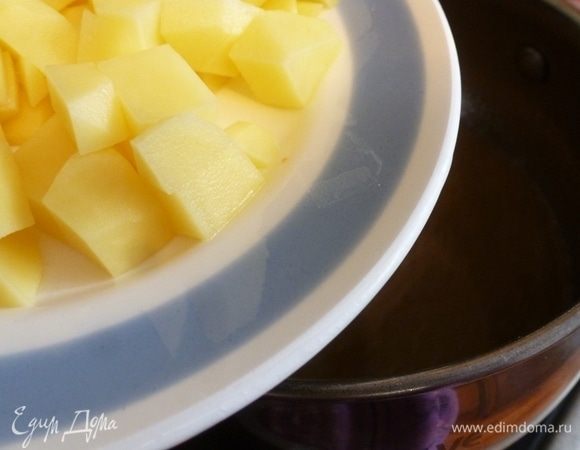 В кипящую воду кладем картофель, нарезанный кубиком. Если хотите посытнее, то можно готовить на курином бульоне.