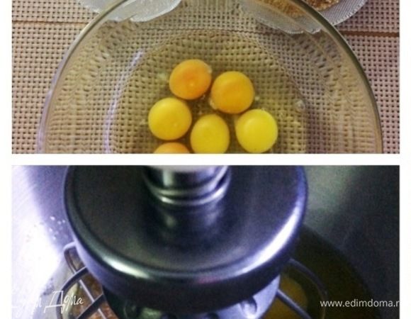 Шоколадный бисквит Женуаз:
Разогреваем духовой шкаф до 180°С.
Яйца при помощи миксера взбиваем сахаром. 
