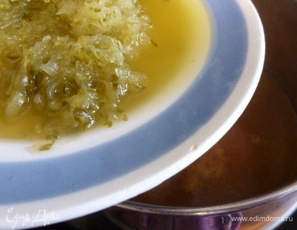 Теперь кладем в суп натертые соленые огурцы и варим минут 5.