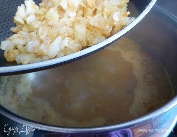 Овощи готовы  и теперь кладём обжаренные лук и чеснок. Помешиваем, чтобы мука разошлась.