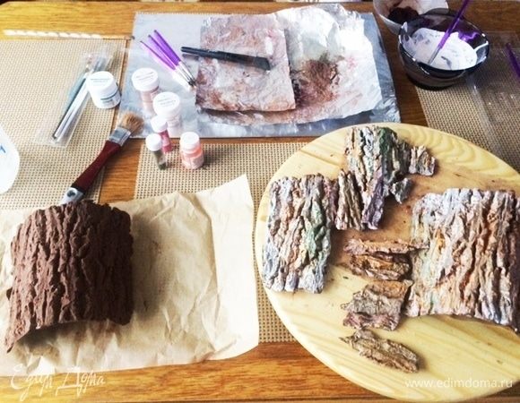 Для изготовления декора под кору дерева я использовала молд, шоколад и пищевые красители.
Для этого нужно шоколад темперировать. Информацию про темперирование шоколада можно легко найти в интернете, кому это интересно. Однако хочу отметить, что это еще дополнительное время. Если его у вас нет, а тортика хочется, то смело можно украсить торт по своему желанию и возможностям. От декора вкус торта точно не изменится.