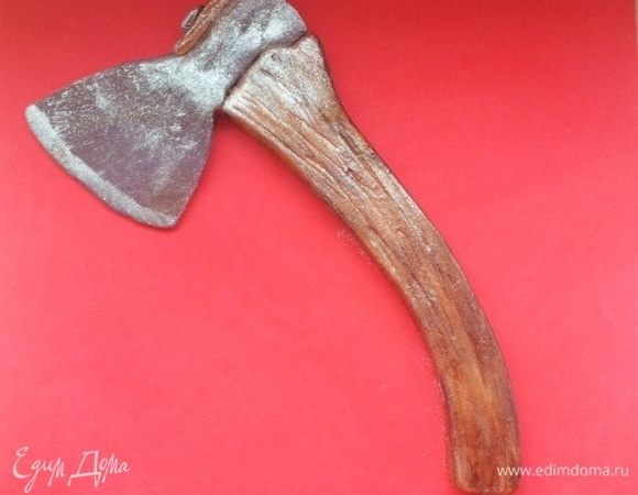 Такой топорик я сделала из шоколадной мастики. Пришлось вспомнить детство и лепку из пластилина. Мне кажется, похож на настоящий топор.