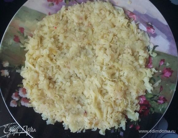 Вареный картофель натереть на терке. Смазать майонезом.