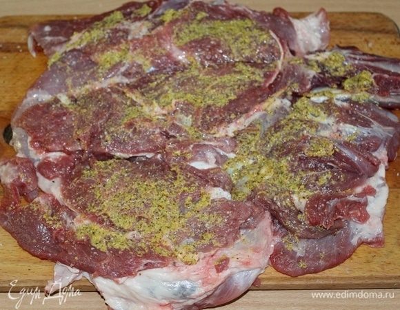Для начала необходимо у лопатки вырезать кость, раскрыть мясо как книжку. Мясо отбить, посолить, поперчить с двух сторон, смазать горчицей.

