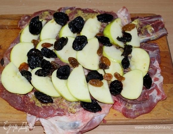 Выложить тонкие кусочки яблока, предварительно замоченный чернослив и изюм, посыпать натертым имбирем (кусочек 1,5 см).