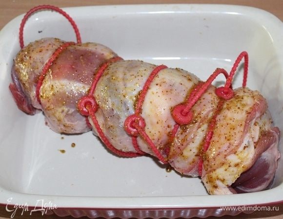 Свернуть мясо рулетом и перетянуть жгутом.