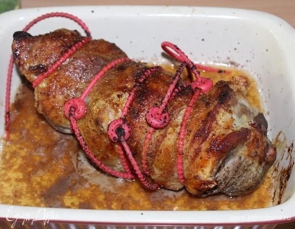 Запекать рулет сначала при 240°С, до образования корочки, затем уменьшить огонь до 170°С и запекать еще около 2-х часов, периодически поливая выделившимся соком.