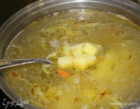 В кастрюлю налить 2 литра воды, спустить овощи с бараниной, картофель нарезать кубиками и также спустить в суп. Довести до кипения и варить 30 минут.