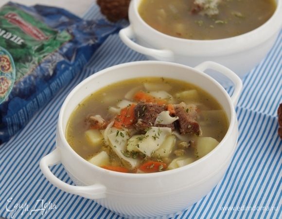 Спустить лапшу, специи и варить до готовности.