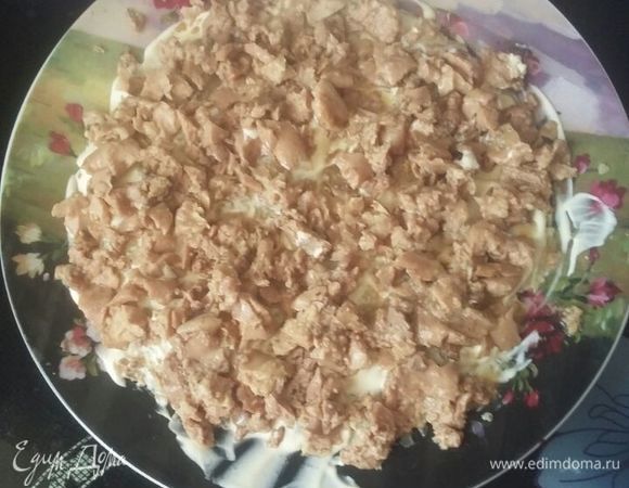 Печень трески поделить на небольшие кусочки и положить поверх майонеза.
